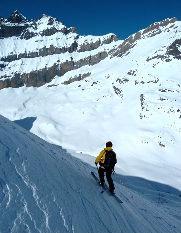 Col de Fenestral en traversée : Descente sur Emaney.