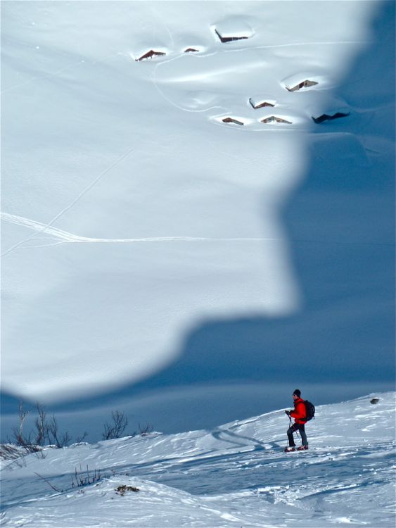 Col de Fenestral en traversée : Chalets d'Emaney.