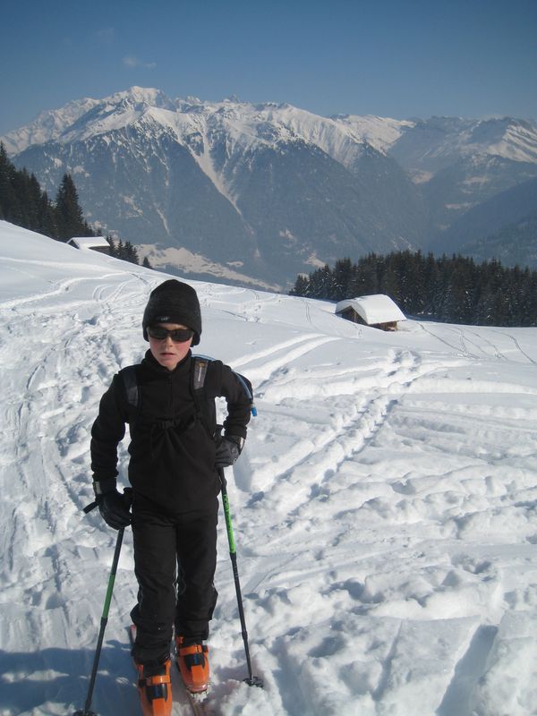 La pause devant le Mont Blanc : on n'a guère le temps de s'arrêter aujourd'hui : Papa a l'air de vouloir me faire un peu monter dans les tours, mais il faut quand même raison garder !