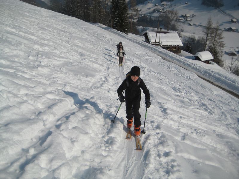 Début de montée : je me cale dans les skis de papa, car Julie et sa copine n'ont pas envie de se mettre dans le rouge.
