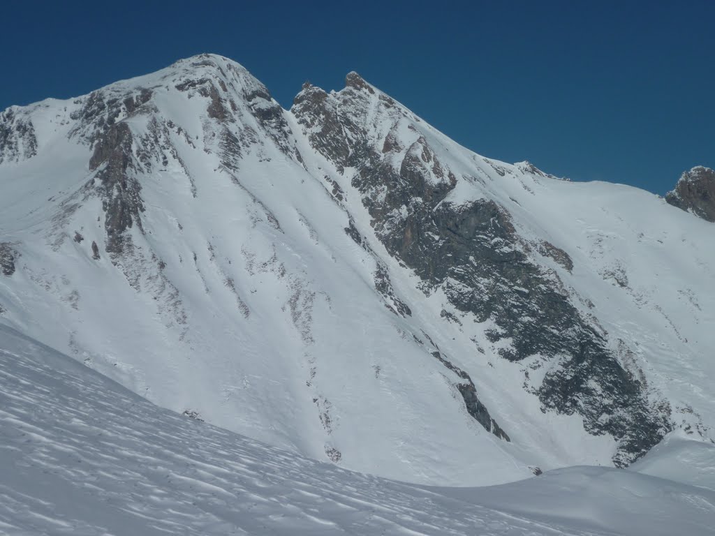 Terrassin : Du monde cet après midi dans le couloir des Tougnes, en ski jusqu'au 3/4