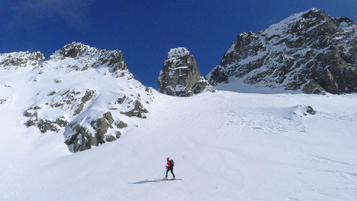 Vers le sommet : Romu est caché dans le paysage (facile)