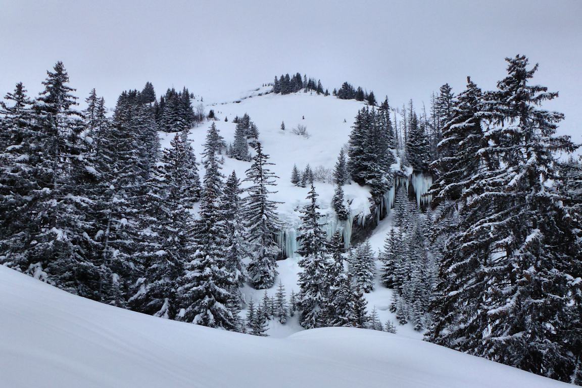 Rive gauche du ruisseau : Les barres rocheuses et leur ceinture de glace.