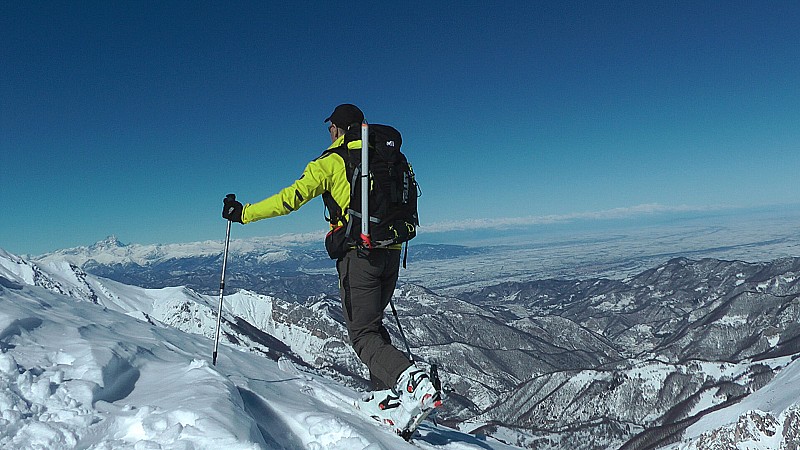 2350m : on arrive au sommet face à la paine du Po, toute ennneigée et sans brume pour une fois, avec un panorama à couper le souffle du Viso au Cervin,  Mt Rose et encore plus loin aujoud'hui