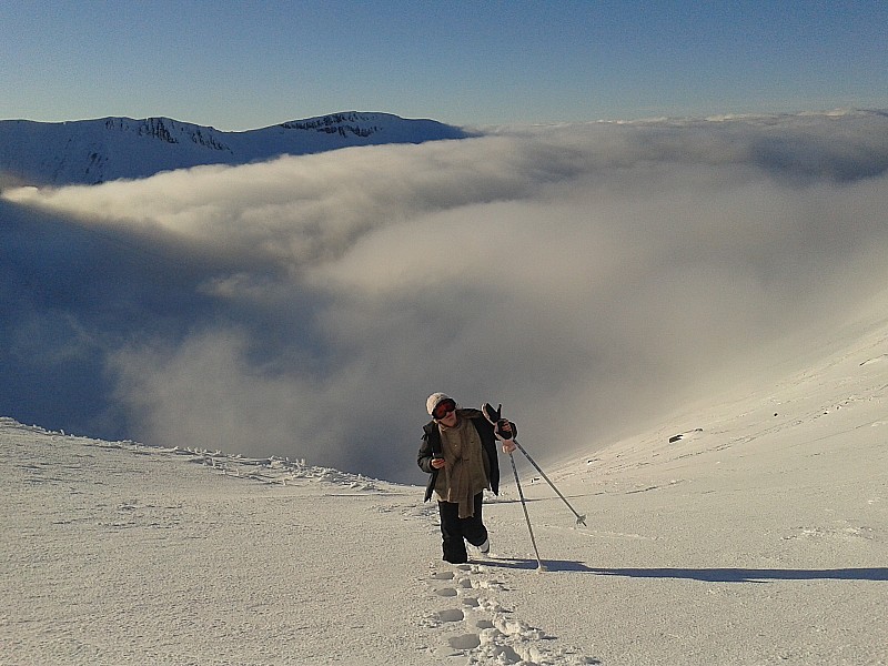 Sous le sommet : Montée finale et le soleil revient. Brouillard épais 5 minutes avant!