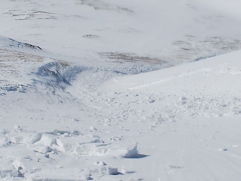 Plaque : une cassure de 50cm d'épaisseur sur 20 m de large.