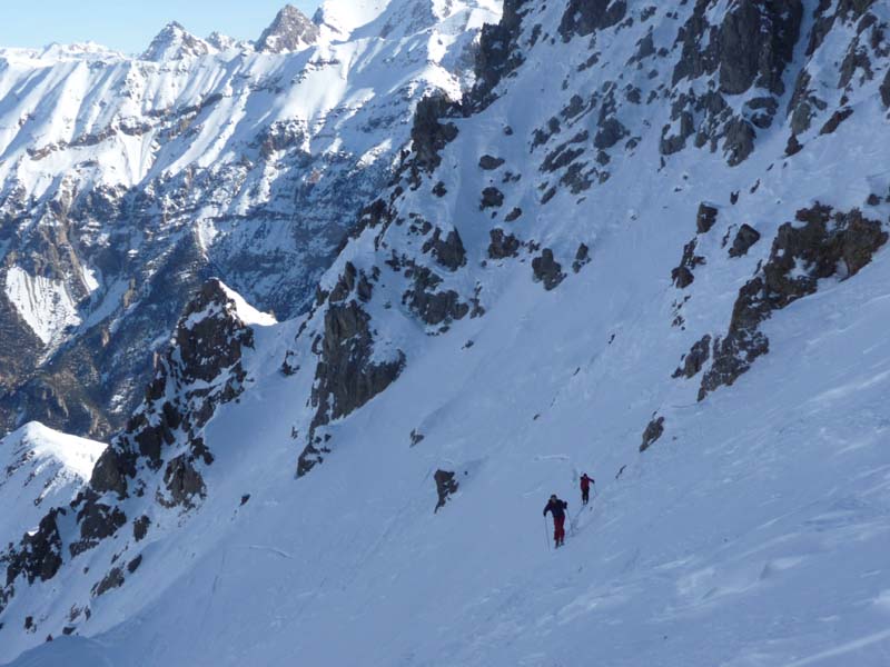 Fin de la montée : Après les vieilles coulées, on passe au ras des rochers