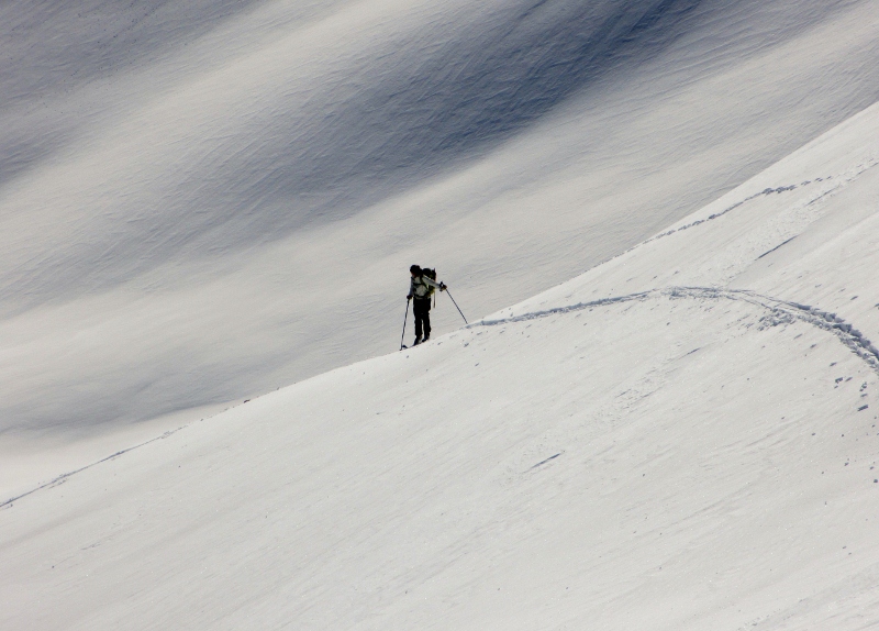 Marion suit la trace : Dure montée avec ses bottes...