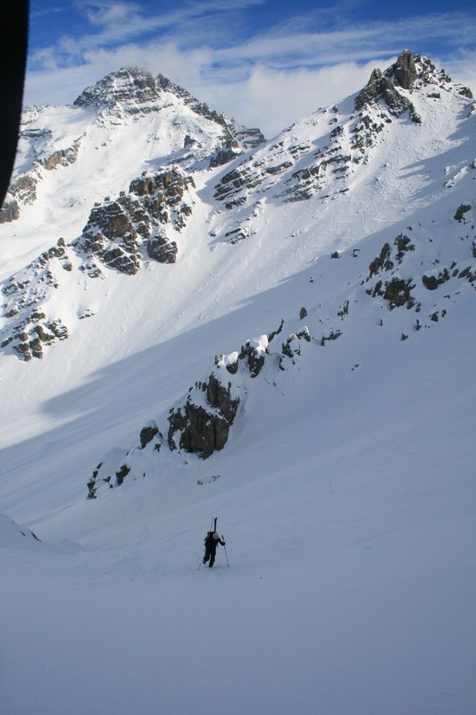 Dans la partie médianne : Fabrice, ski sur le dos, fait des pointes.