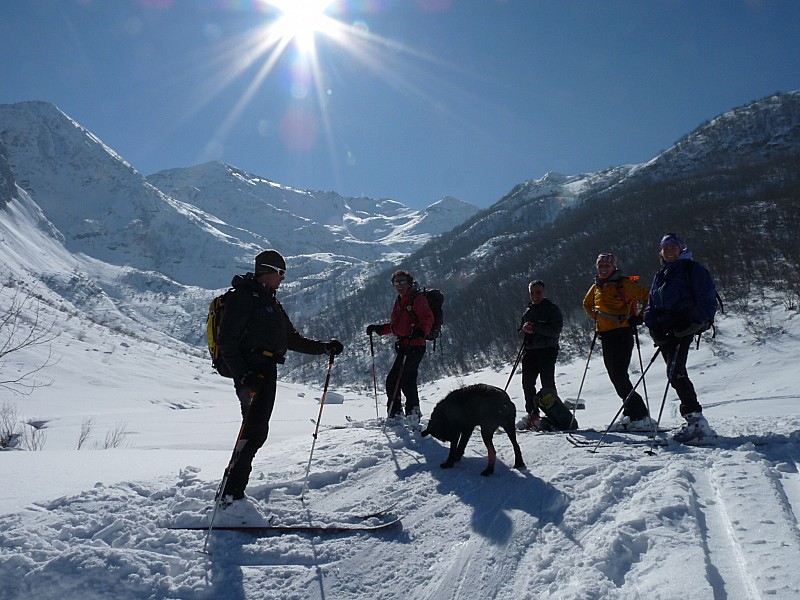 Devant le Monte Creusa : Didier,2 français et 2 italiens avec leur chien.