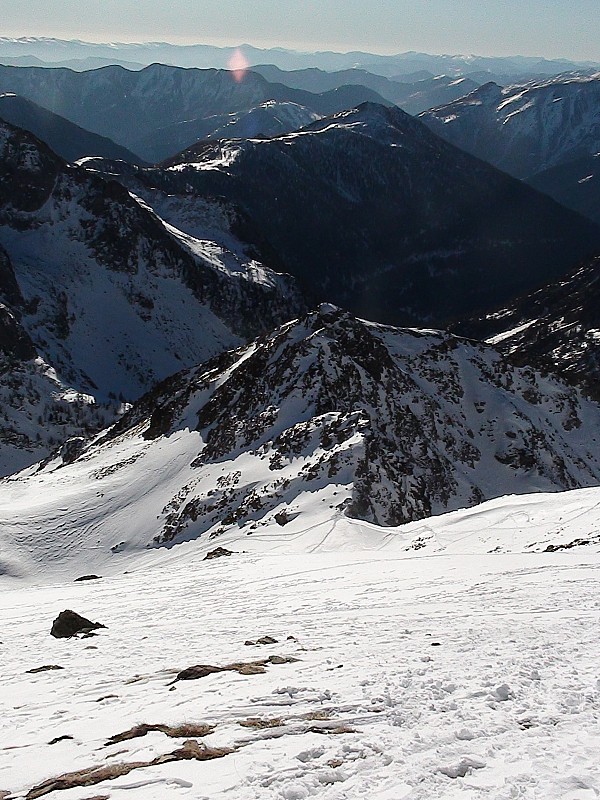 Crête terminale : à la descente, le collet S et le départ du Couloir NW sont  bien visibles