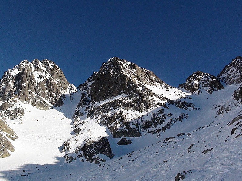 Couloirs NW : avec au centre la tête sud et à droite le couloir du jour
