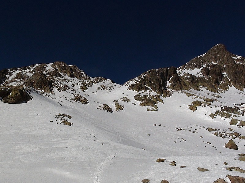 Combe finale : à 2400, pas de soucils ici y'a encore de la neige et du monde sur la trace d'ailleurs