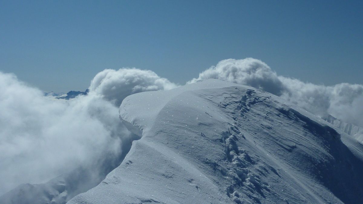 Arete sommitale : grosse ambiance sur l'arete avec les nuages en arriere plan