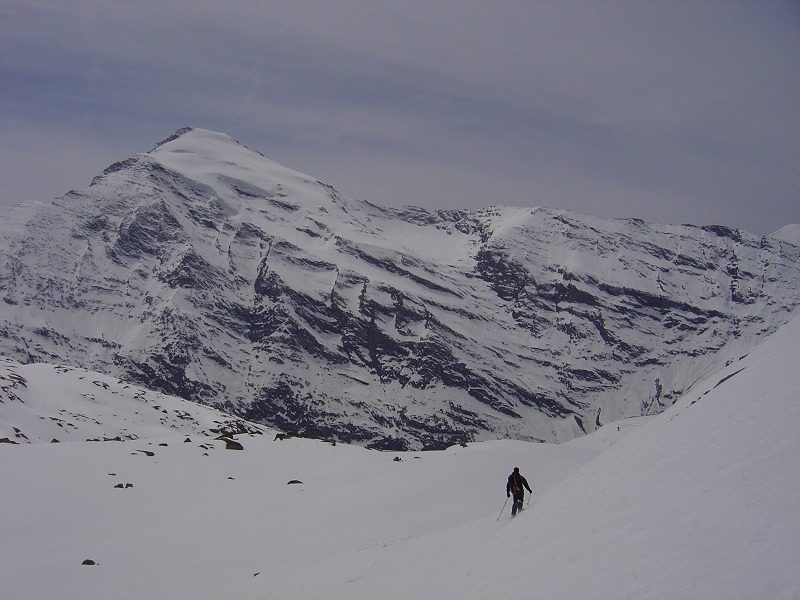 Glacier du grand fond : Glacier du Grand fond : Descente sur une excellente neige de printemps face à l'imposante pointe de Charbonnel