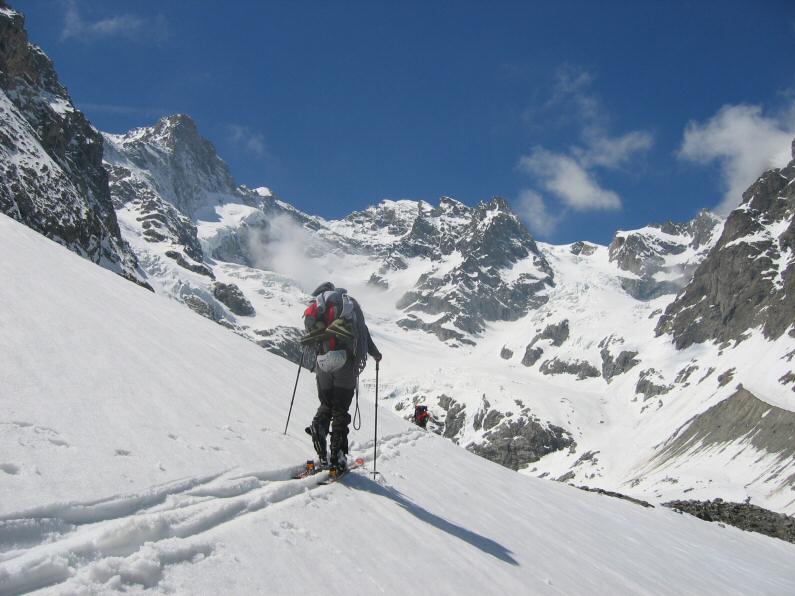 Glacier de l'Homme : Le refuge de l'Aigle est juste à droite du col