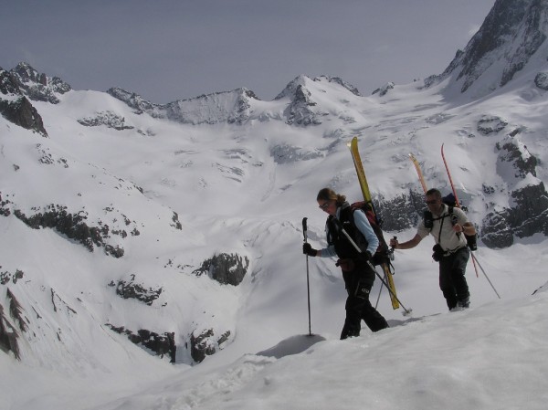 Arrivée au refuge : Anne-Cé et Marc arrivent au refuge avec la course du jour en arrière-plan