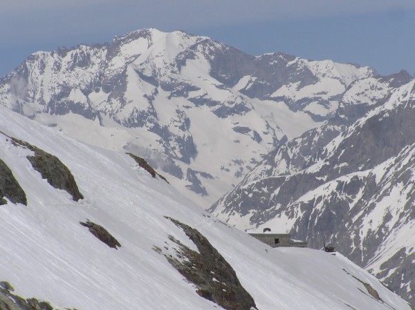 Refuge : Le Refuge de la Pilatte devant le Rateau. A noter le chiotte à droite, seul utilisable en ce moment...