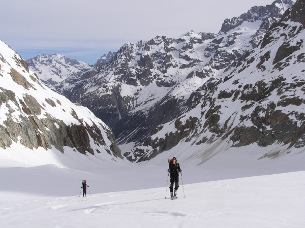 Sur le plat du glacier : Rob et Anne-Cé montent tranquillement sous le regard du Refuge
