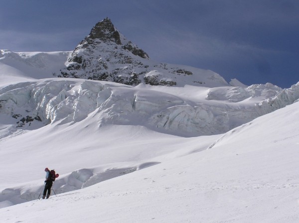Dans la montée : Anne-Cé et son Bob bientôt légendaire sous les séracs protégeant la Pointe de la Pilatte