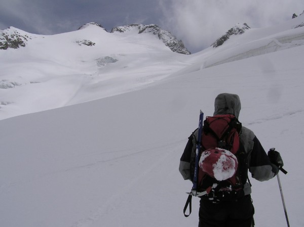 Vue sur le sommet : Anne-Cé à la descente devant la Facette N-O