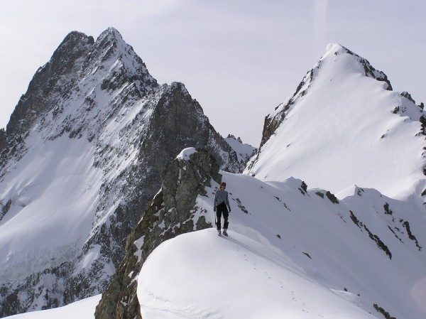 Rob devant les Bans : Rob sur une belle corniche au col du Gioberney - Les Bans en arrière-plan