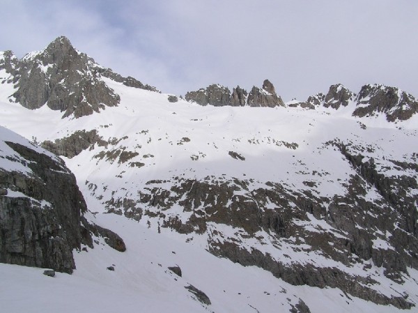 Vue traversée vers Col Chéret : Vue depuis le refuge - Le Pic du Says à gauche, Pointes de Boverlat au centre et col du Chéret à droite avec ses 2 petites pointes caractéristiques