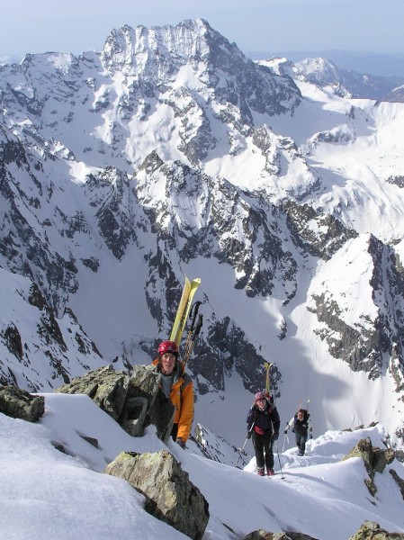 L'arrivée au sommet : Rob, Anne-Cé et Marc sur l'arrête menant au Gioberney - Le Sirac au fond