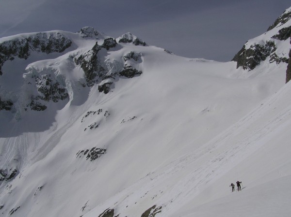 Descente Gioberney N : Vue depuis la traversée sous le Pic du Says - La descente du Gioberney derrière + le Col du Says