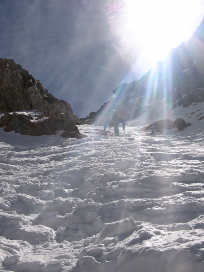jc dans le couloir : montée finale en crampons pour aller au col,
"faut pas se la mettre..."