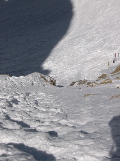 début de la descente : le petit couloir est difficilement skiable , si on a envie de se faire plaisir...