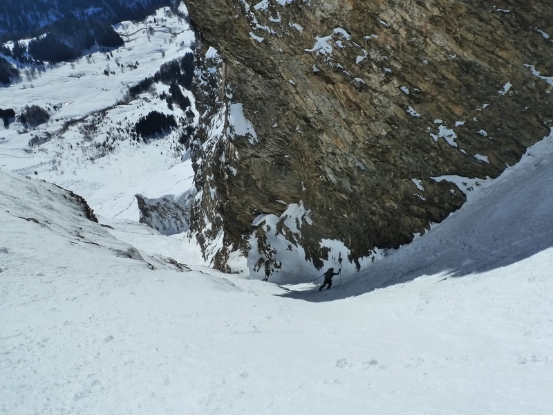 Couloir sud du Repère : La section étroite sous la falaise très bien remplie cette année.