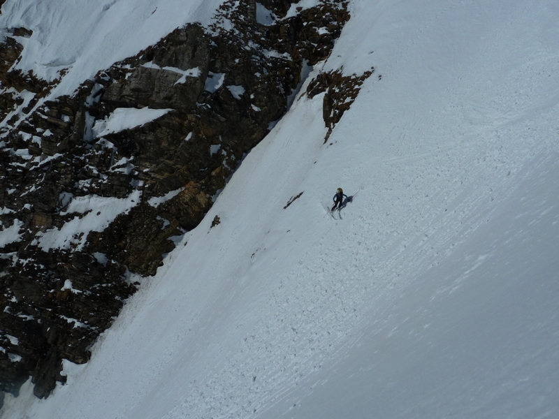 Couloir sud du Repère : Arrivée sous la falaise surplombante...ça se raidit.