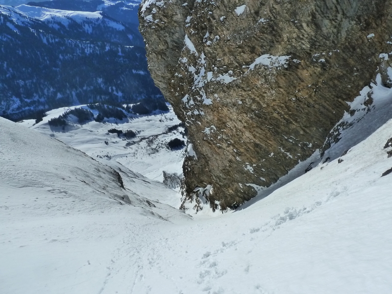 Couloir sud du Repère : Belle ambiance sous la falaise surplombante.