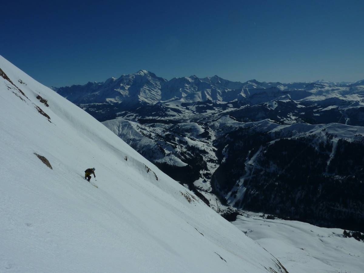 Diagonale : Bertrand dans la pente devant le Mont Blanc
