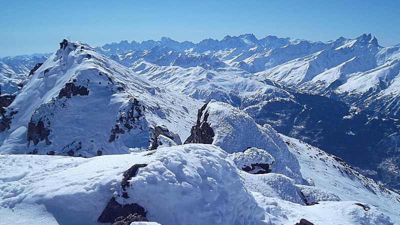 Sommet du Brequin : Vue panoramique du sommet, avec les Ecrins en face, et les aiguilles d'Arves à droite