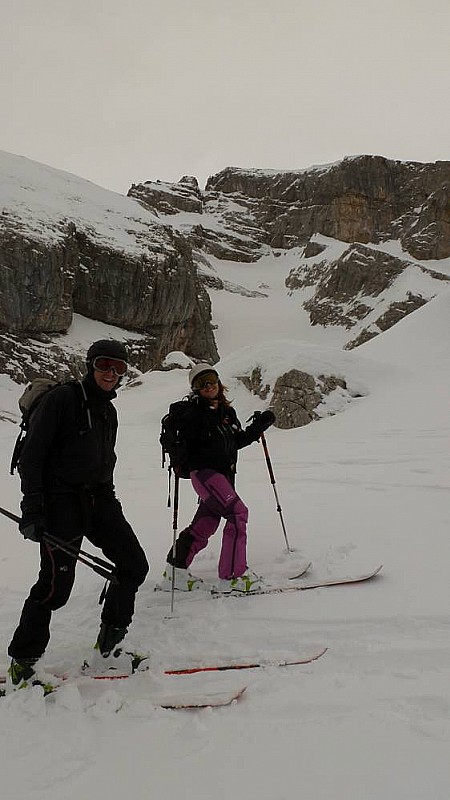 Trou de la Pierre du Mont Blan : Les joyeux skieurs , on vient de la rampe en haut et à gauche de la photo