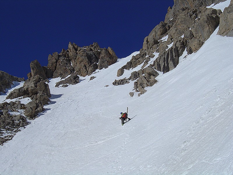 à mi-pente : Tiens, des traces ; c'est pas de refus avec cette neige !