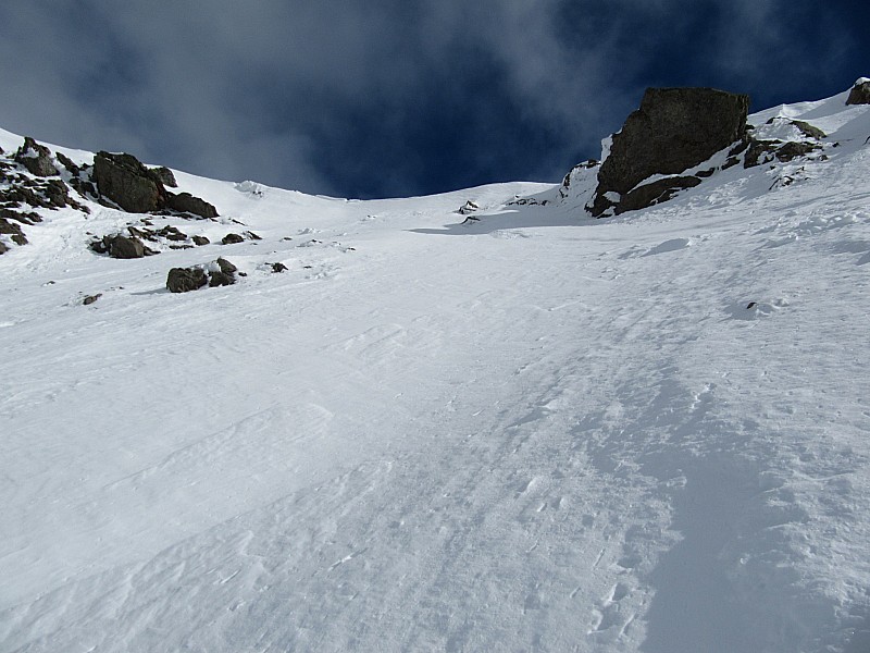 Nous sommes restés à 20m : sous le col. La neige manquait de cohésion et était bien plaquée.