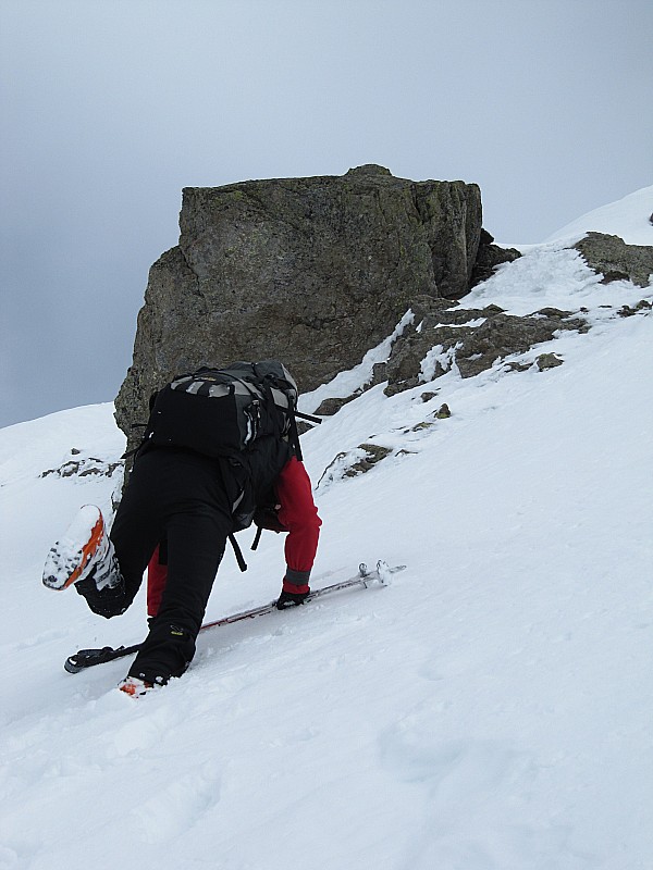 Alain à la trace. : La cohésion du manteau neigeux ne nous a pas inspiré. Demi tour sous le sommet.