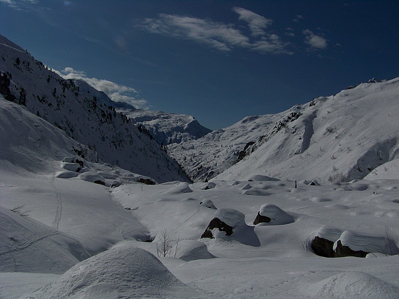 Traversée Aiguilles rouges : En remontant au-dessus du Pont d'Arlevé, la vallée s'ouvre.
Au fond, Carlaveyron et l'aiguillette des Houches.