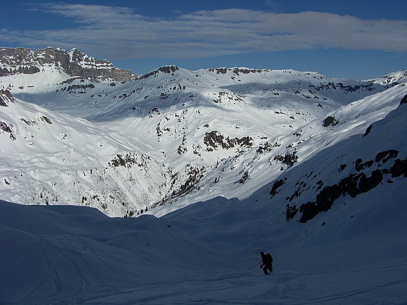 Traversée Aiguilles rouges : Dans la combe NW du col du Brévent, avant de traverser vers les ruines des chalets d'Arlevé.