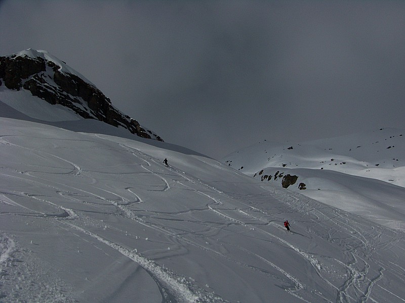 Traversée Aiguilles rouges : Sous le col de Salenton, du bon ski. En arrière, le Buet chauffe mais commence à avoir la tête dans les nuages.
