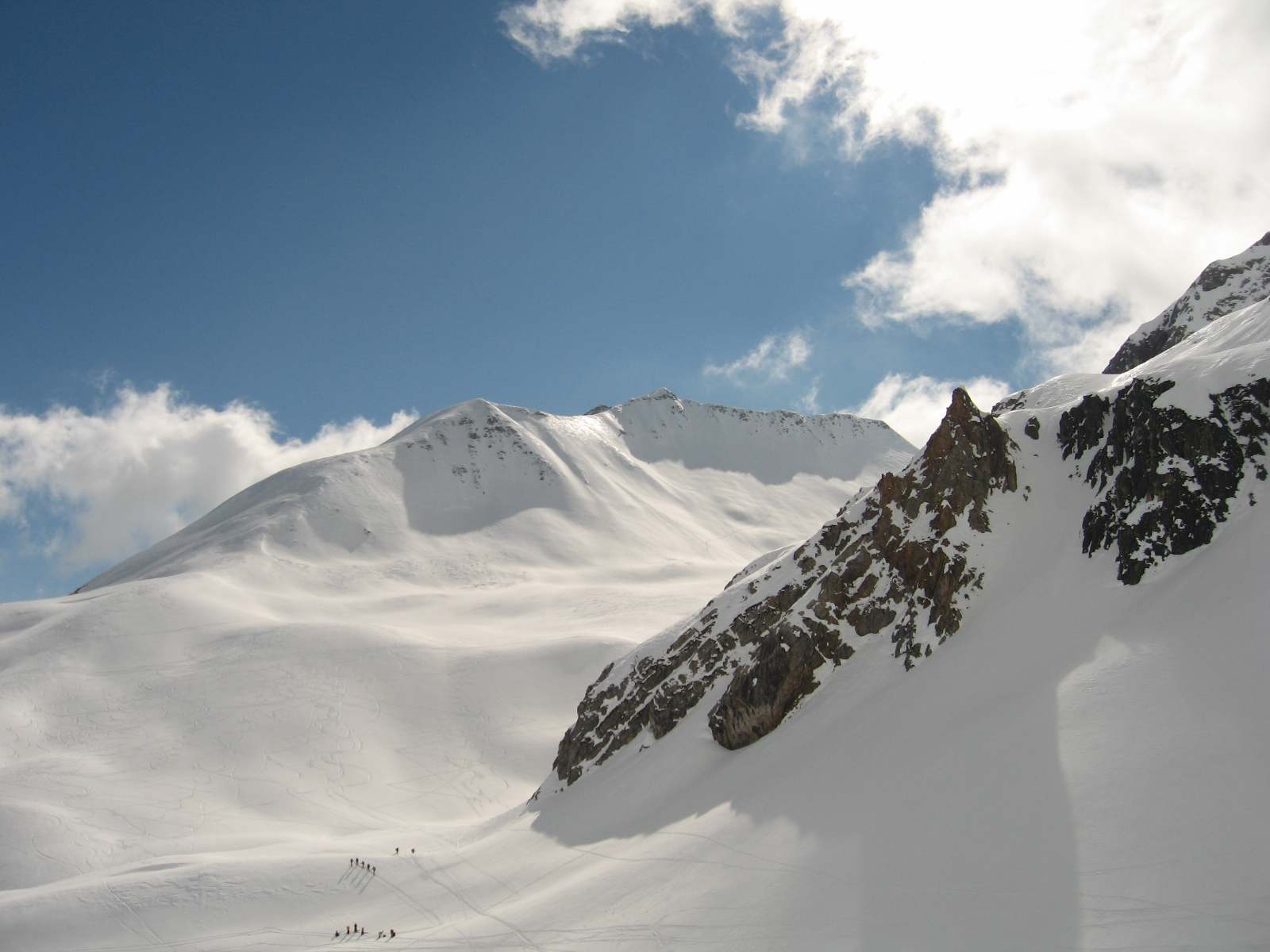Mont Rosset versant nord : du monde en direction du col du mont Rosset