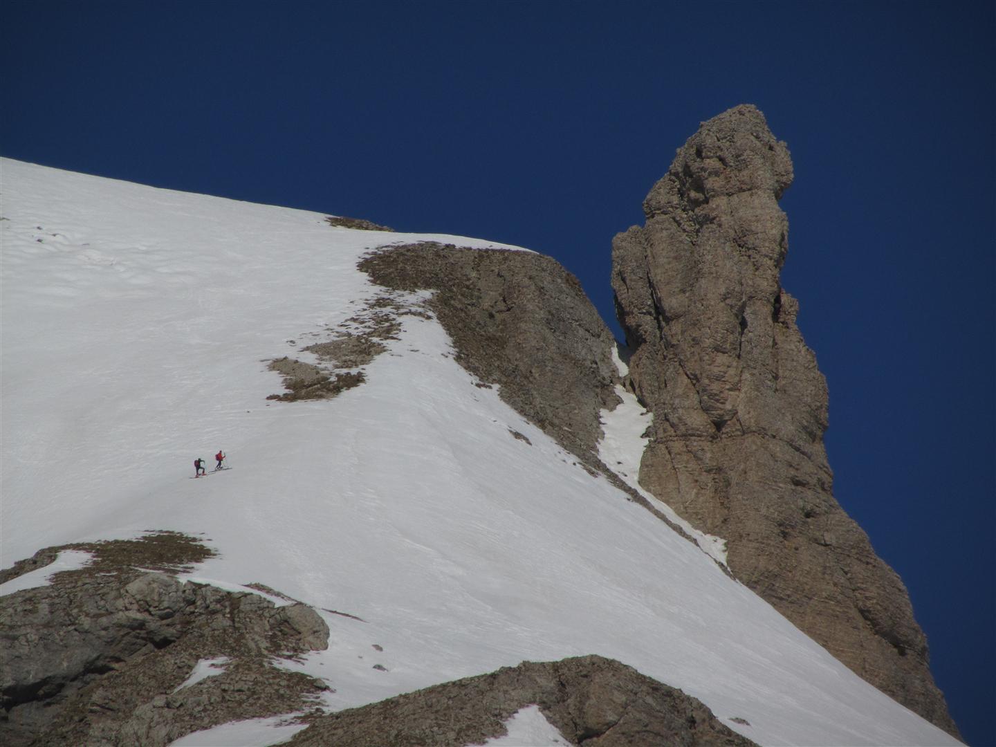 à la montée : à 2000m, vue sur 2 skieurs près de la Demoiselle