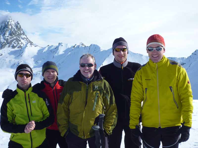 vue d'ensemble : La famille skitour au sommet.