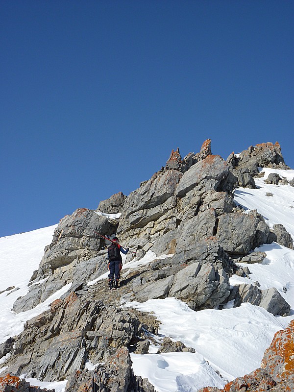 Au dessus du Col de Rasis : Antonin porte les skis dans la caillasse