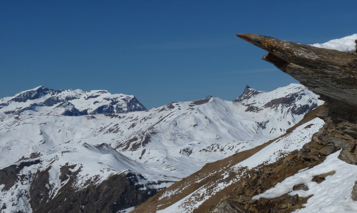 Chaillol et Moutières à gauche : L'Aiguille de Cédéra sous la pointe rocheuse