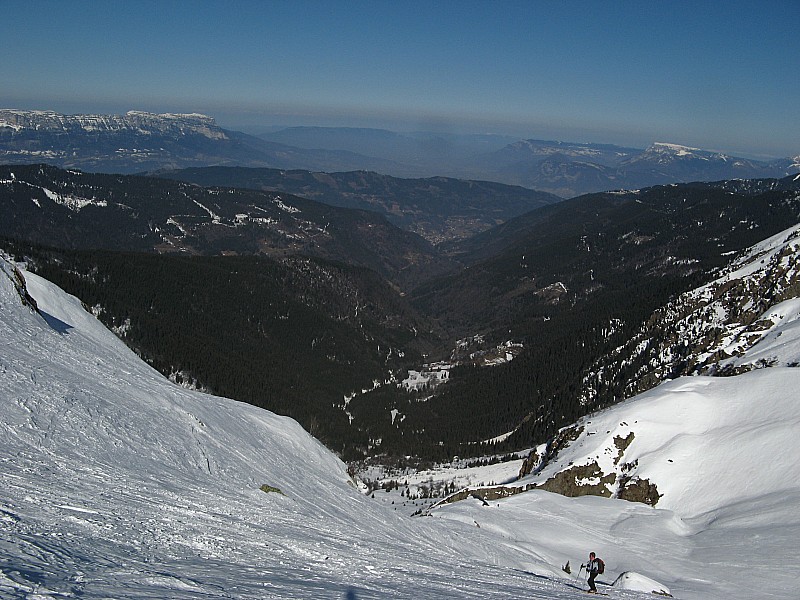 Vue vers Gleyzin : Vue depuis le replat 2150m sur la combe de montée depuis Gleyzin, le refuge de l'Oule en contre bas, le nord de la Chartreuse à gauche Le Granier et à droite Les Bauges sur le haut des pistes de Mageriaz
