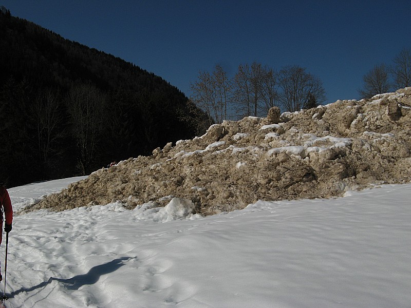 Grosse coulée! : Grosse coulée d'avalanche environ après 500m de Gleyzin, rien de très gênant, 10m de détour!
